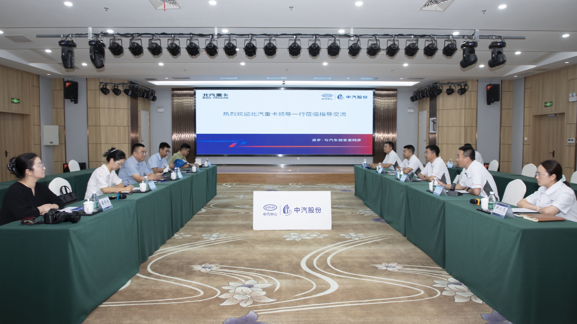 聚会大景.jpg 聚会大景.jpg