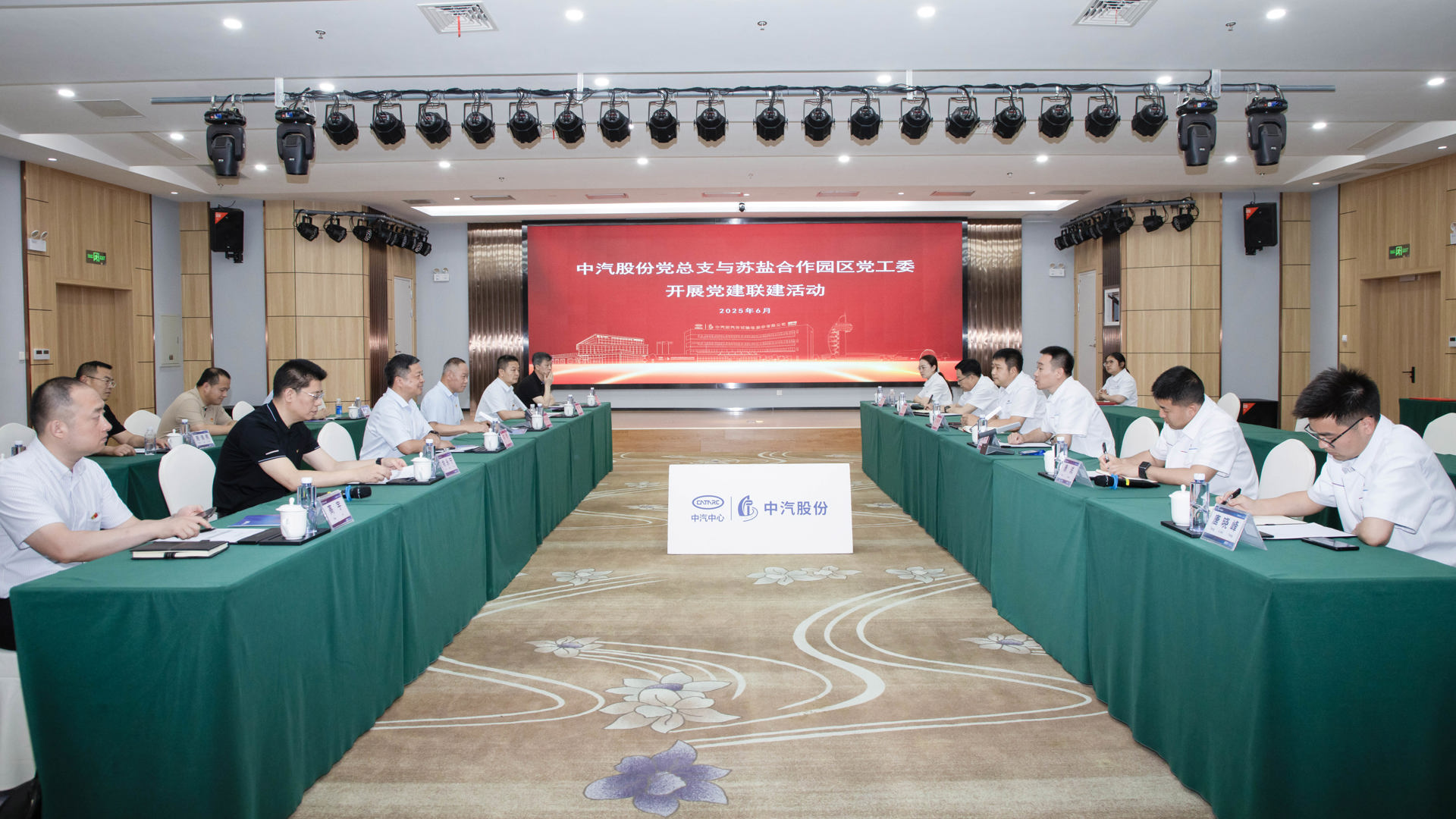 聚会交流.jpg 聚会交流.jpg